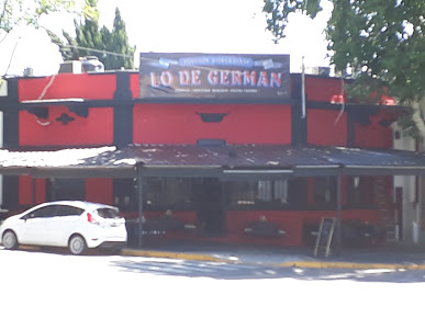 Frente de Lo De Germán: fachada color terracota con toldo negro, Av. Congreso 5737