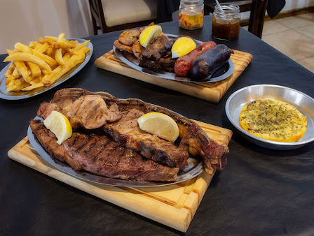 Parrillada completa: bife, chorizo, morcilla y achuras servidos en tabla